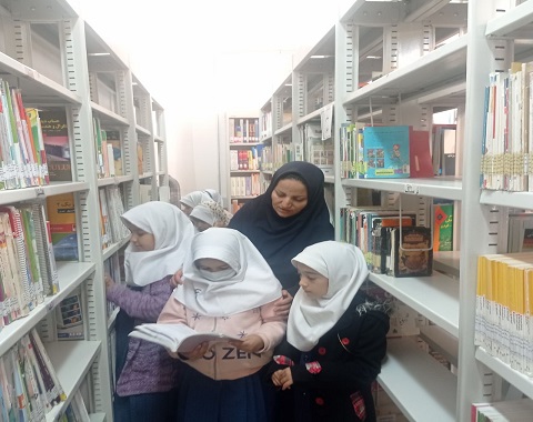 حضور دانش آموزان در کتابخانه به مناسبت هفته کتاب و کتابخوانی